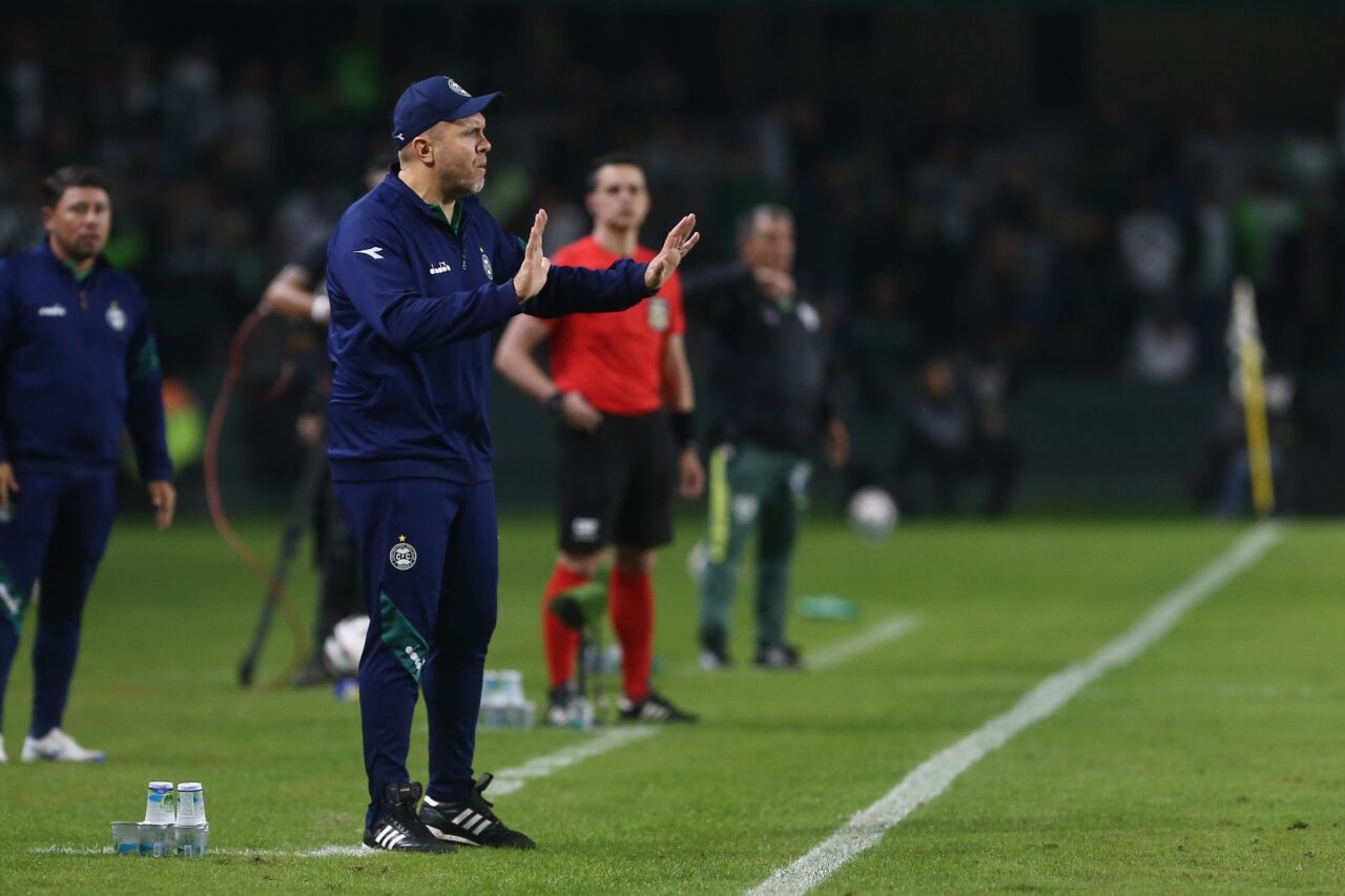 O técnico Mozart, do Coritiba, no Couto Pereira