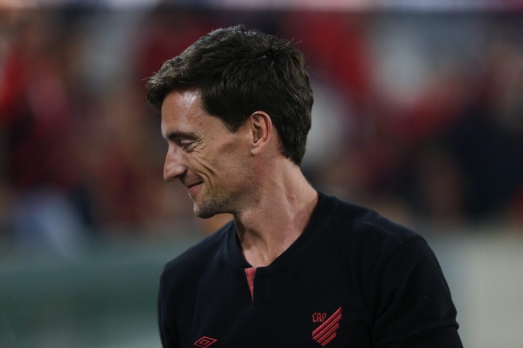 O técnico João Correia, do Athletico Paranaense