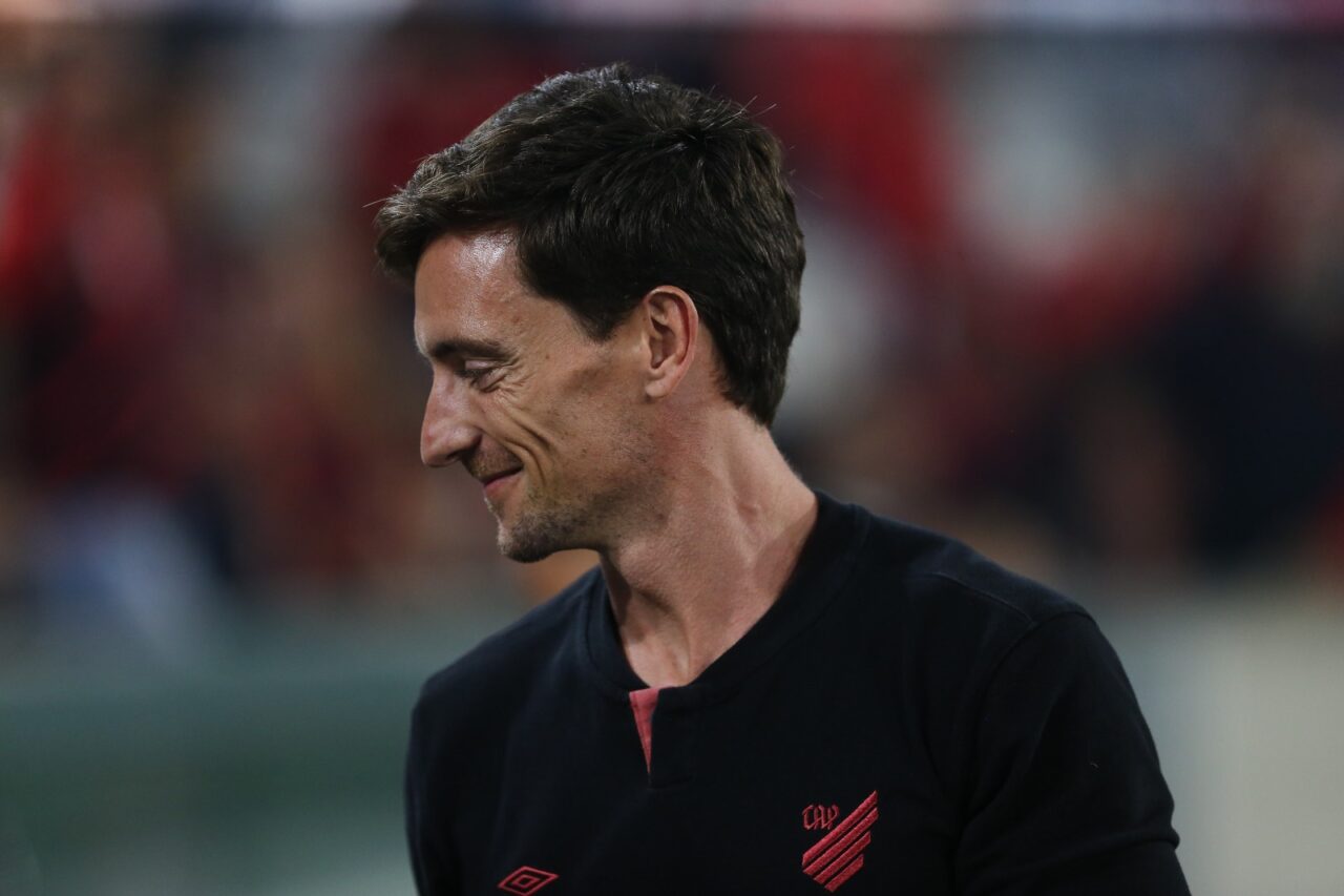 O técnico João Correia, do Athletico Paranaense