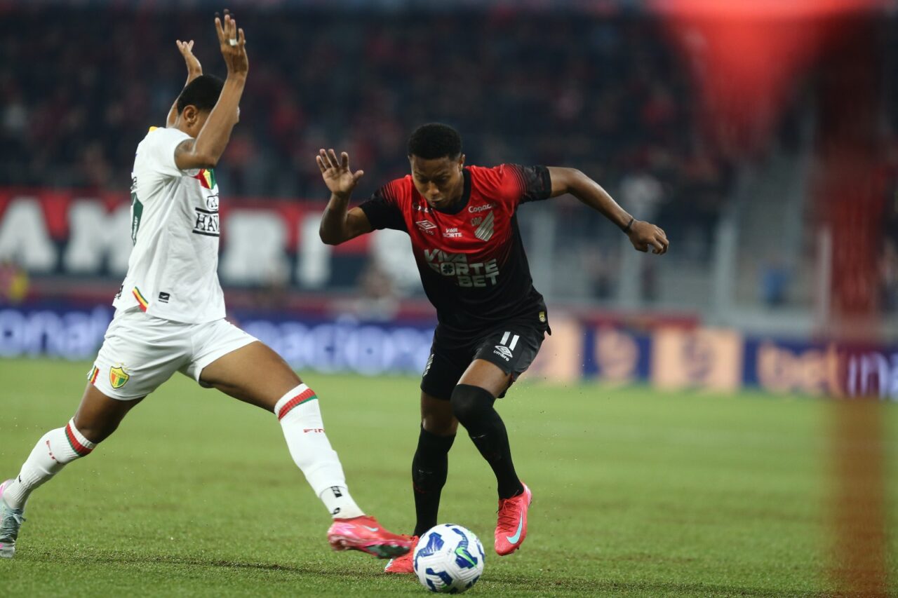 O ponta Isaac, do Athletico Paranaense