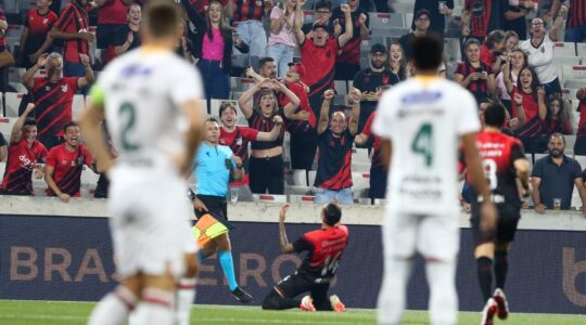 O lateral-direito Kauã Moraes comemora gol do Athletico contra o Brusque