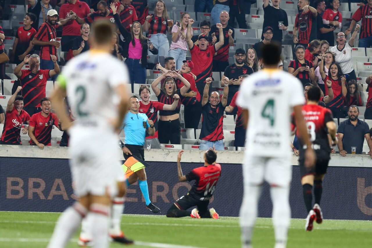 O lateral-direito Kauã Moraes comemora gol do Athletico contra o Brusque
