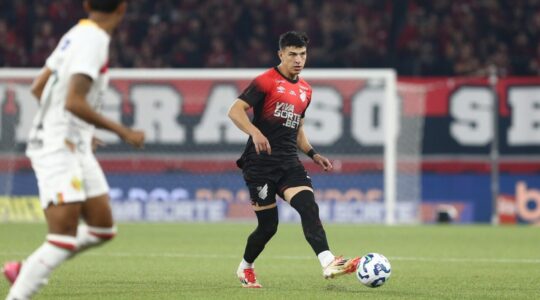 O lateral-esquerdo Esquivel, em Athletico x Brusque, na Ligga Arena