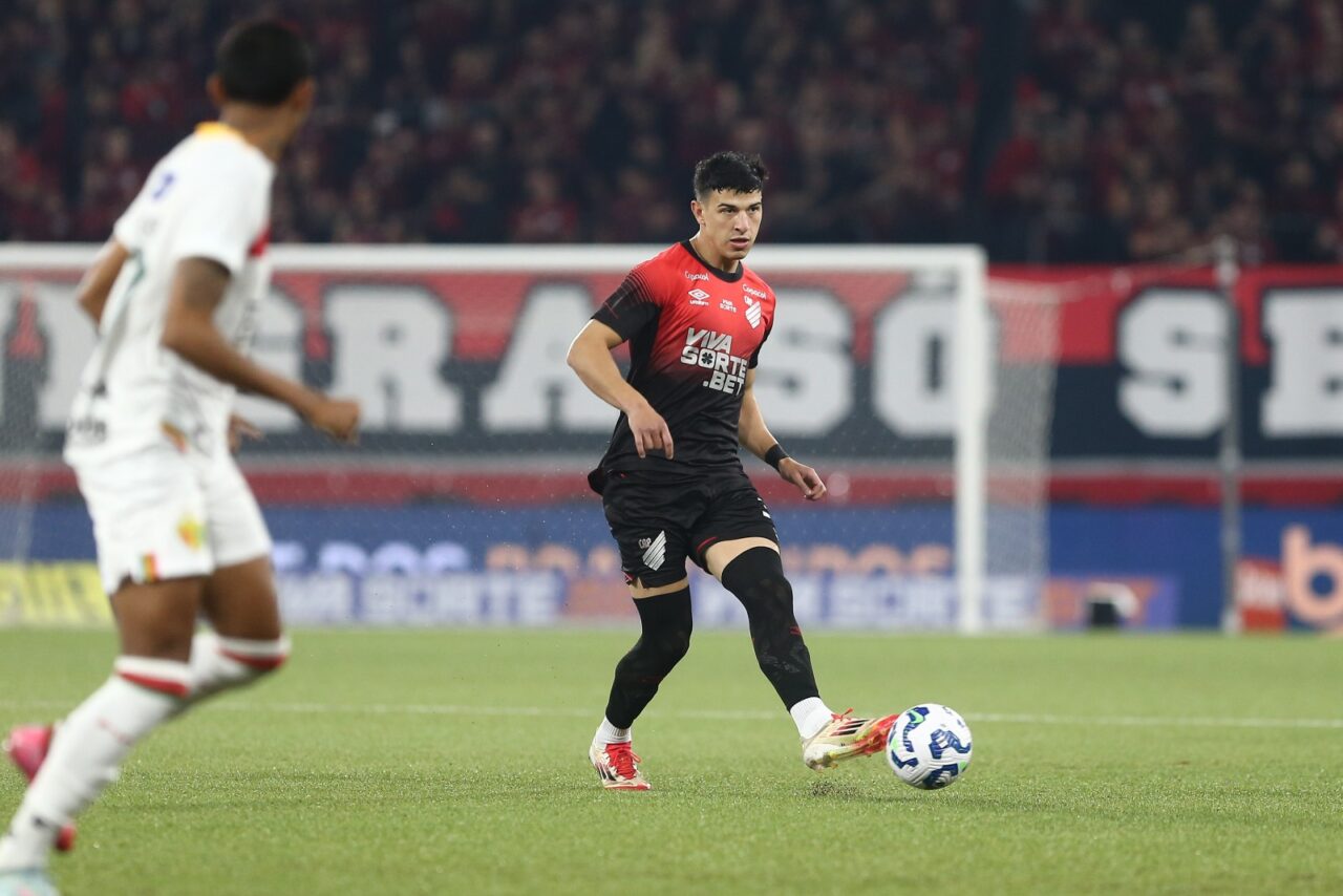 O lateral-esquerdo Esquivel, em Athletico x Brusque, na Ligga Arena