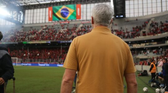 Odair Hellmann em Athletico x Athletic-MG na Ligga Arena