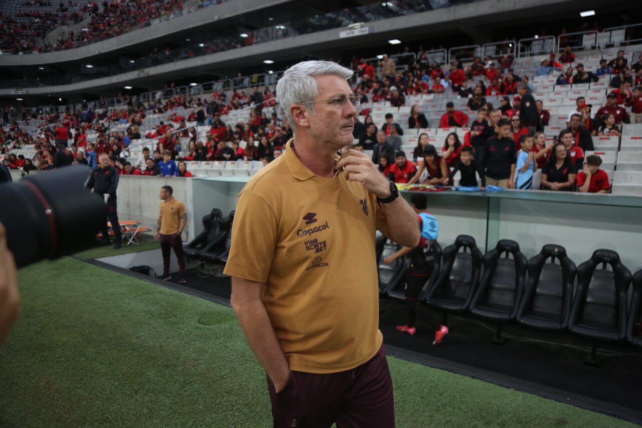Odair Hellmann, técnico do Athletico