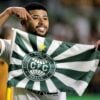 Lucas Ronier, do Coritiba, comemora gol contra o Operário
