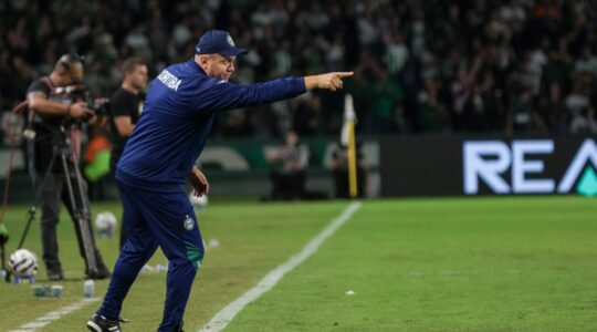 O técnico Mozart, do Coritiba