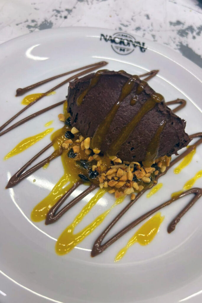 Mousse de chocolate com geleia de maracuja – foto Xuulioo