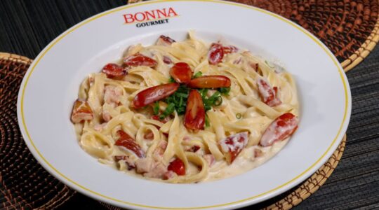 Tagliatelle com pinhão, bacon e molho quatro queijos (foto Roberto Souza)