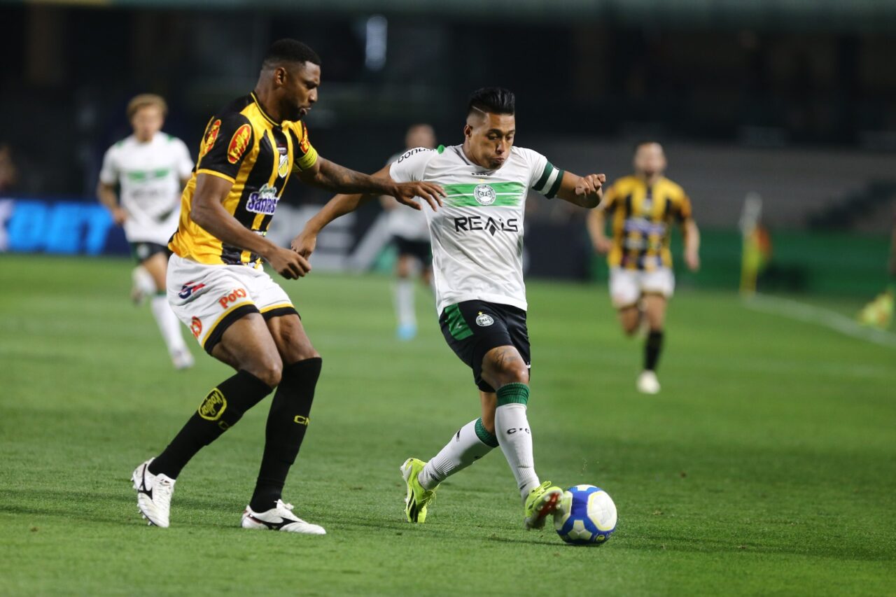 O volante Sebástian Gómez, do Coritiba,