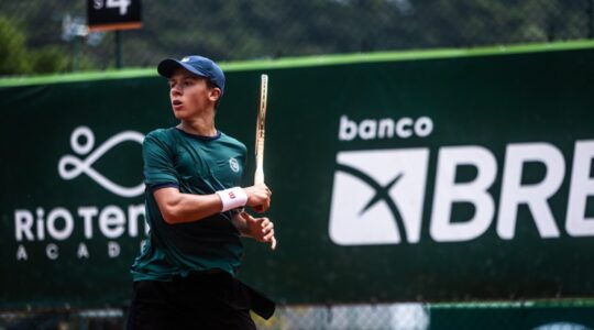 O tenista Henrique Vialle