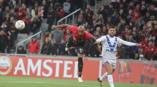 Thiago Heleno em ação pelo Athletico Paranaense
