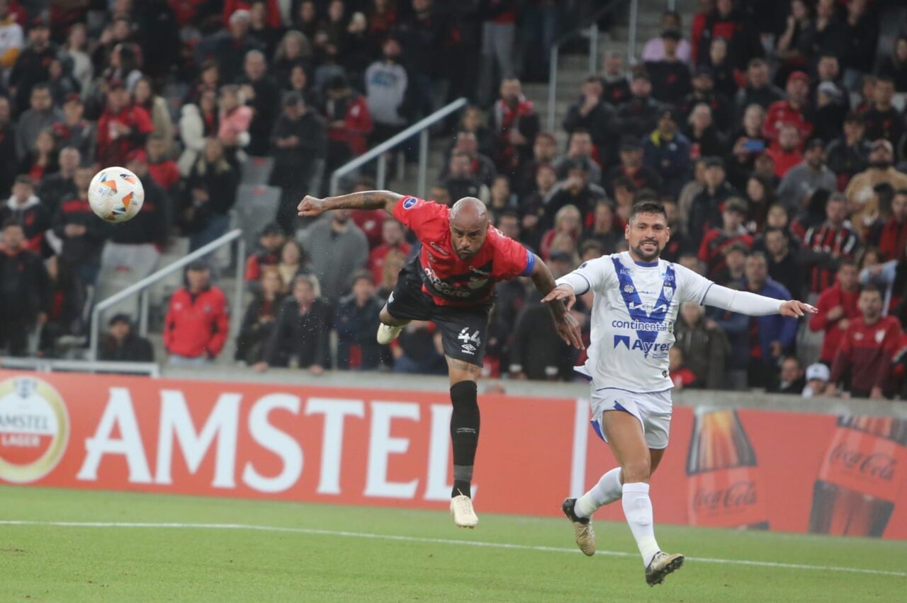 Thiago Heleno em ação pelo Athletico Paranaense