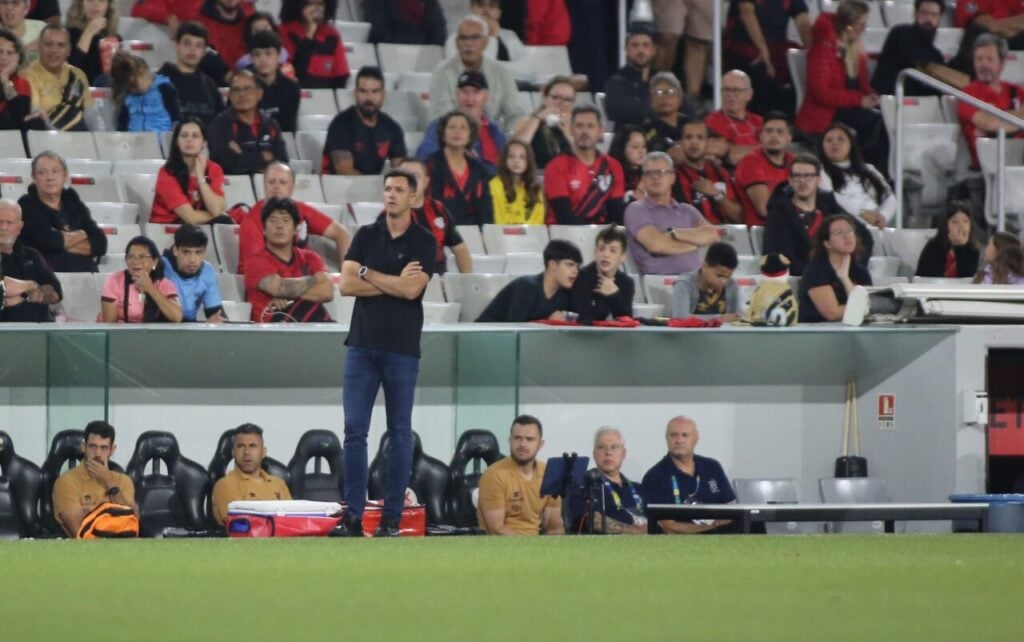 O técnico Mauricio Barbieri, em jogo do Athletico Paranaense, na Ligga Arena