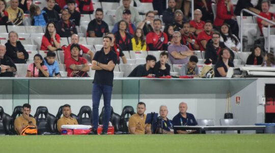 O técnico Mauricio Barbieri, em jogo do Athletico Paranaense, na Ligga Arena