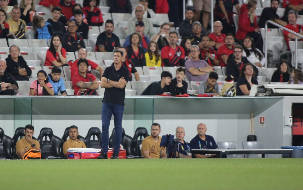 O técnico Mauricio Barbieri, em jogo do Athletico Paranaense, na Ligga Arena