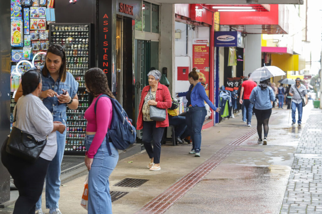 Londrina, 28 de julho de 2023 – Comércio de rua na cidade de Londrina.