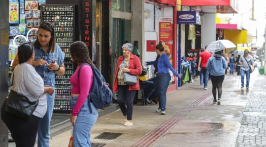 Londrina, 28 de julho de 2023 – Comércio de rua na cidade de Londrina.