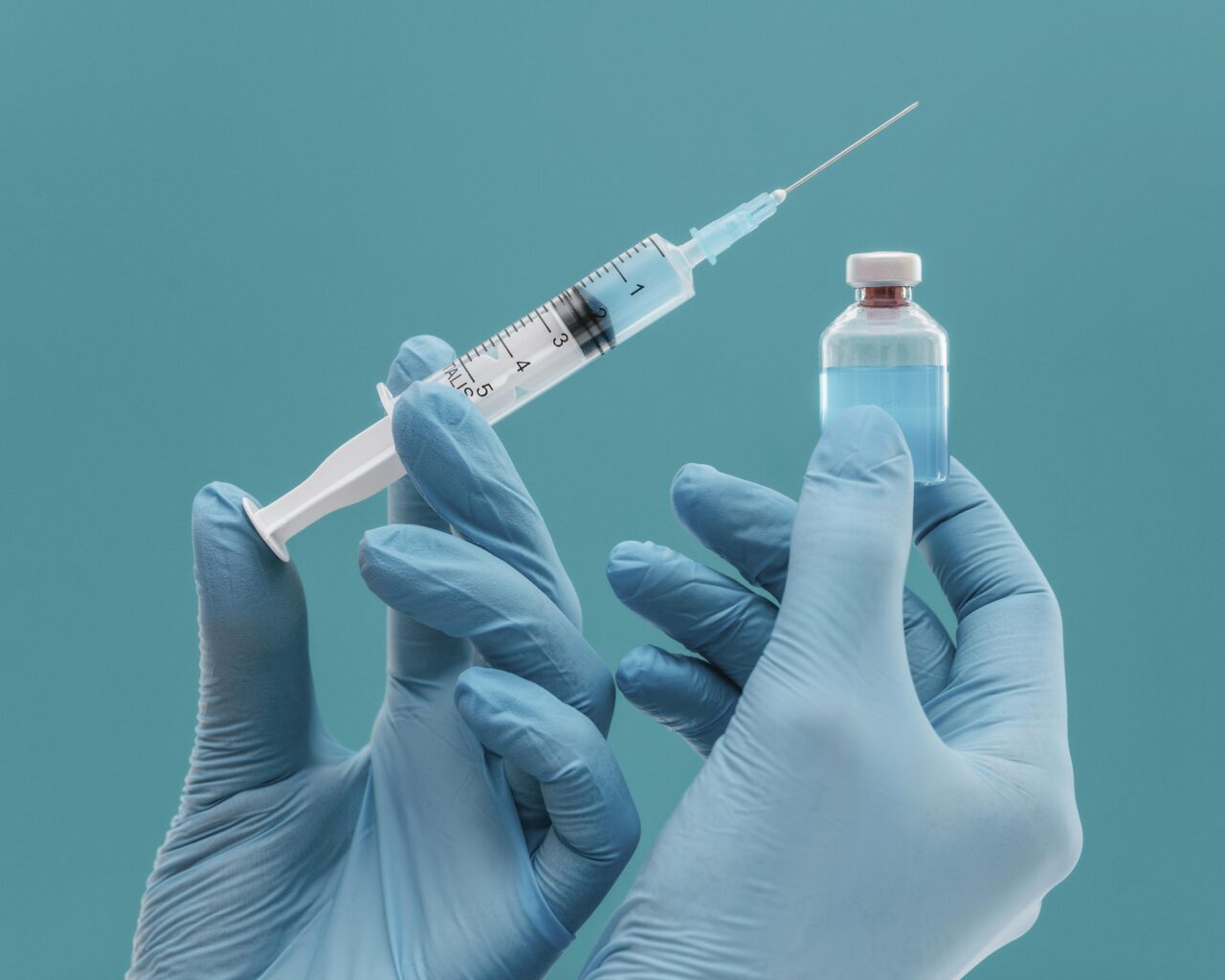 frasco-de-vacina-e-seringa-segurados-por-medico-com-luvas