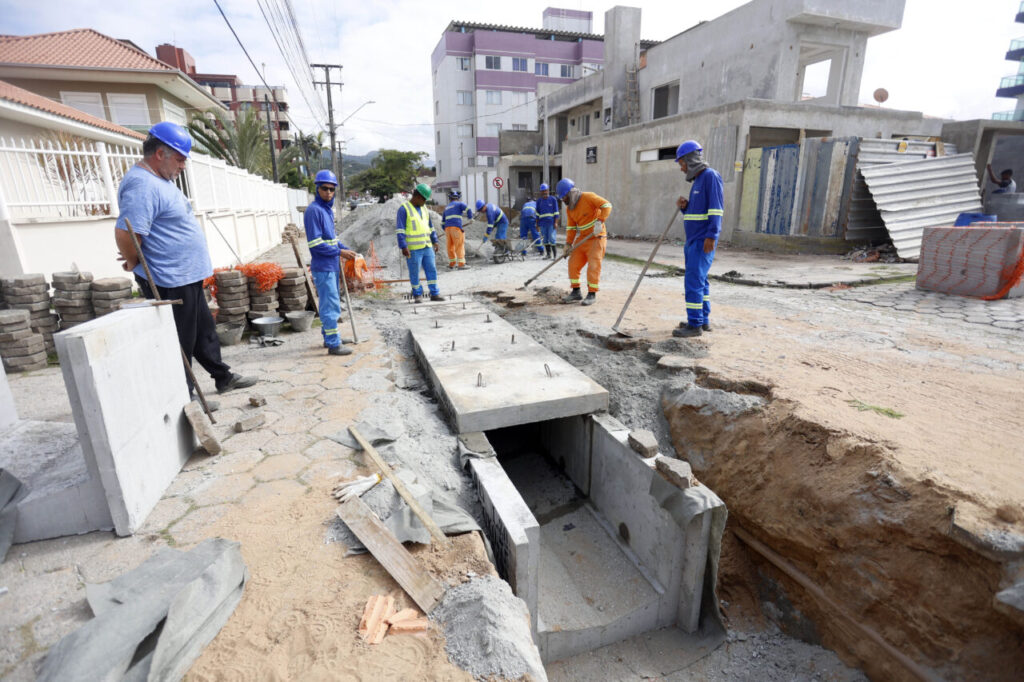 Obras de micro e macrodrenagem no municipio de Matinhos, que vão acabar com as enchentes  e alagamentos nas ruas.. secretário do IAT Everton Luiz da Costa Souza deu coletiva para a imprensa no local das obras na praia de Caioba.