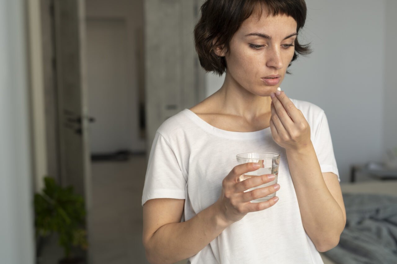 mulher-com-dose-media-tomando-pilula