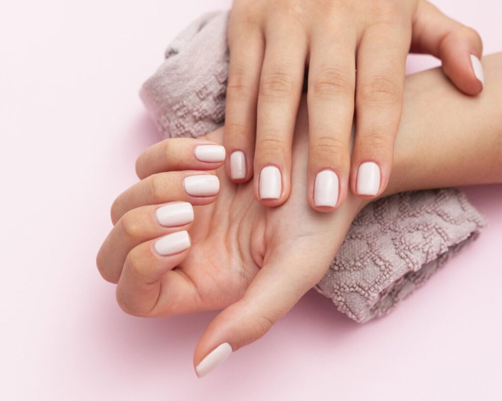 mulher-mostrando-suas-lindas-unhas