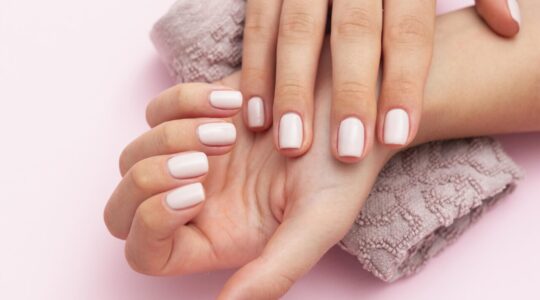 mulher-mostrando-suas-lindas-unhas