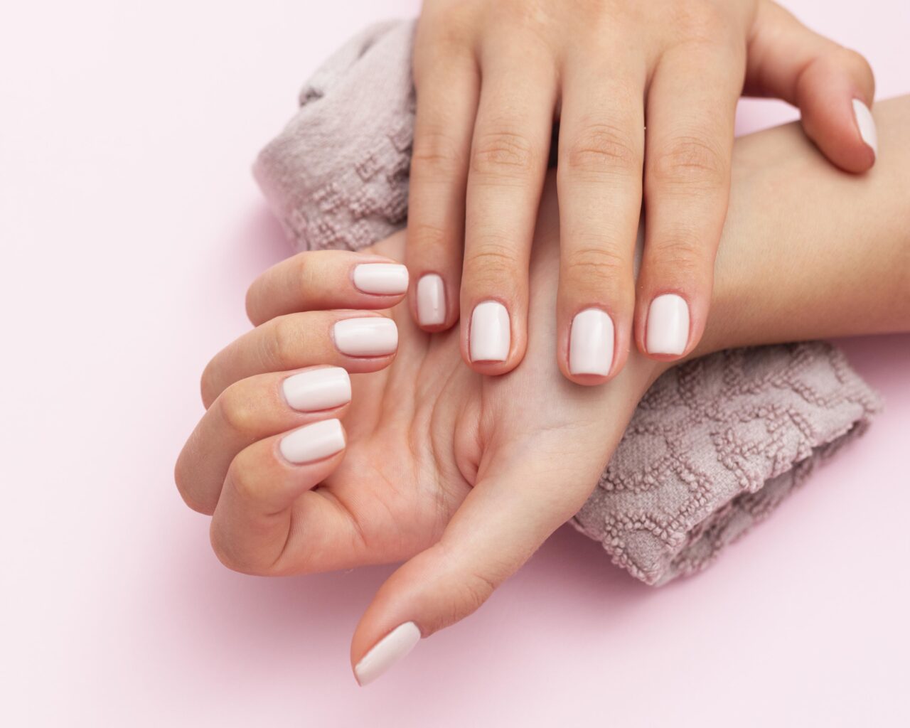mulher-mostrando-suas-lindas-unhas