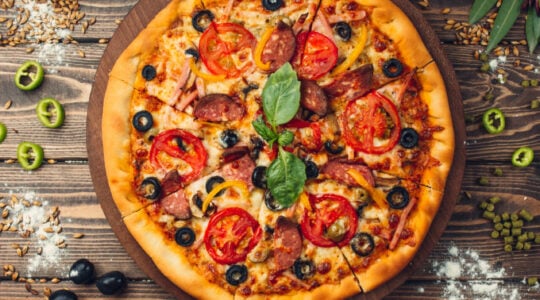 pizza-pizza-cheia-de-tomates-salame-e-azeitonas