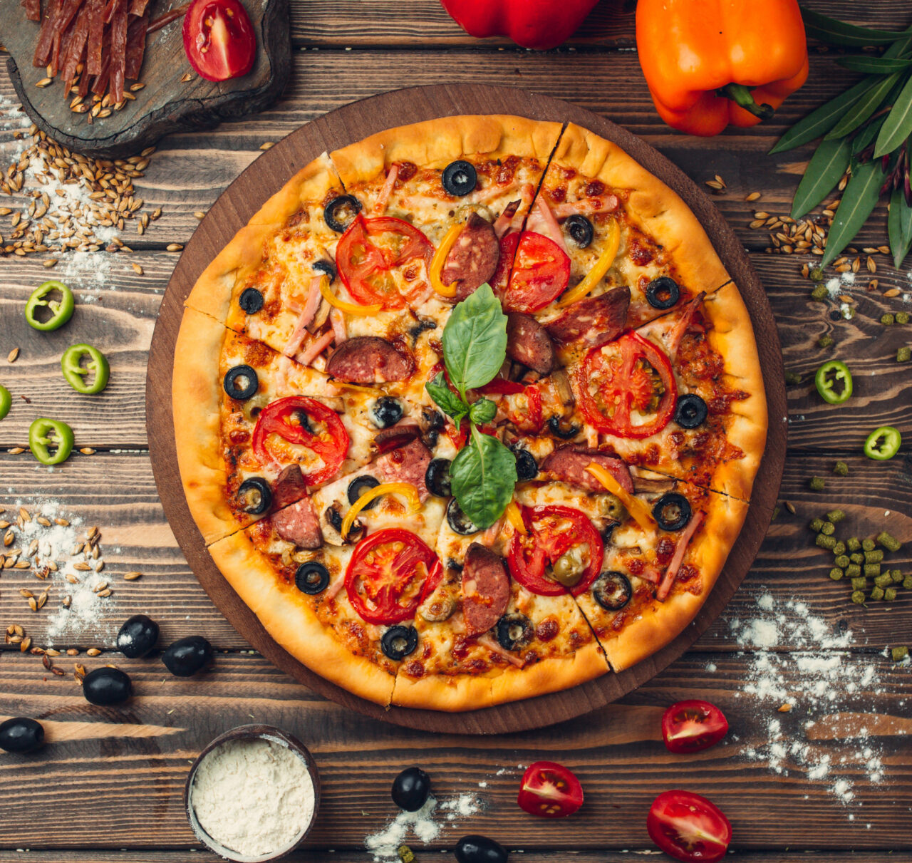 pizza-pizza-cheia-de-tomates-salame-e-azeitonas