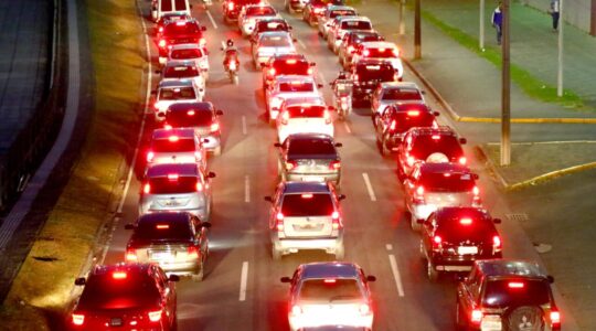 TRANSITO CARROS CONGESTIONAMENTO LINHA VERDE VEICULOS