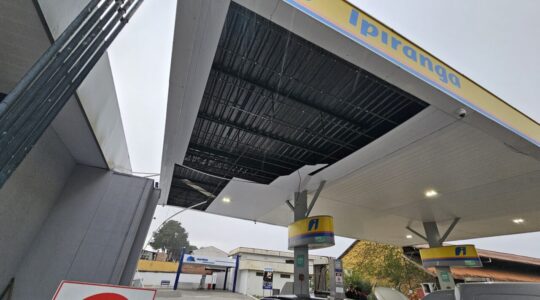 vento leva telhado de posto