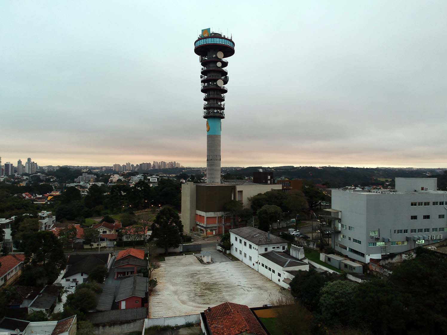 TEMPO EM CURITIBA TORRE DA OI TORRE DA TELEPAR NUBLADO