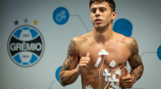 O volante Felipe Carballo, no Grêmio: na mira do Athletico
