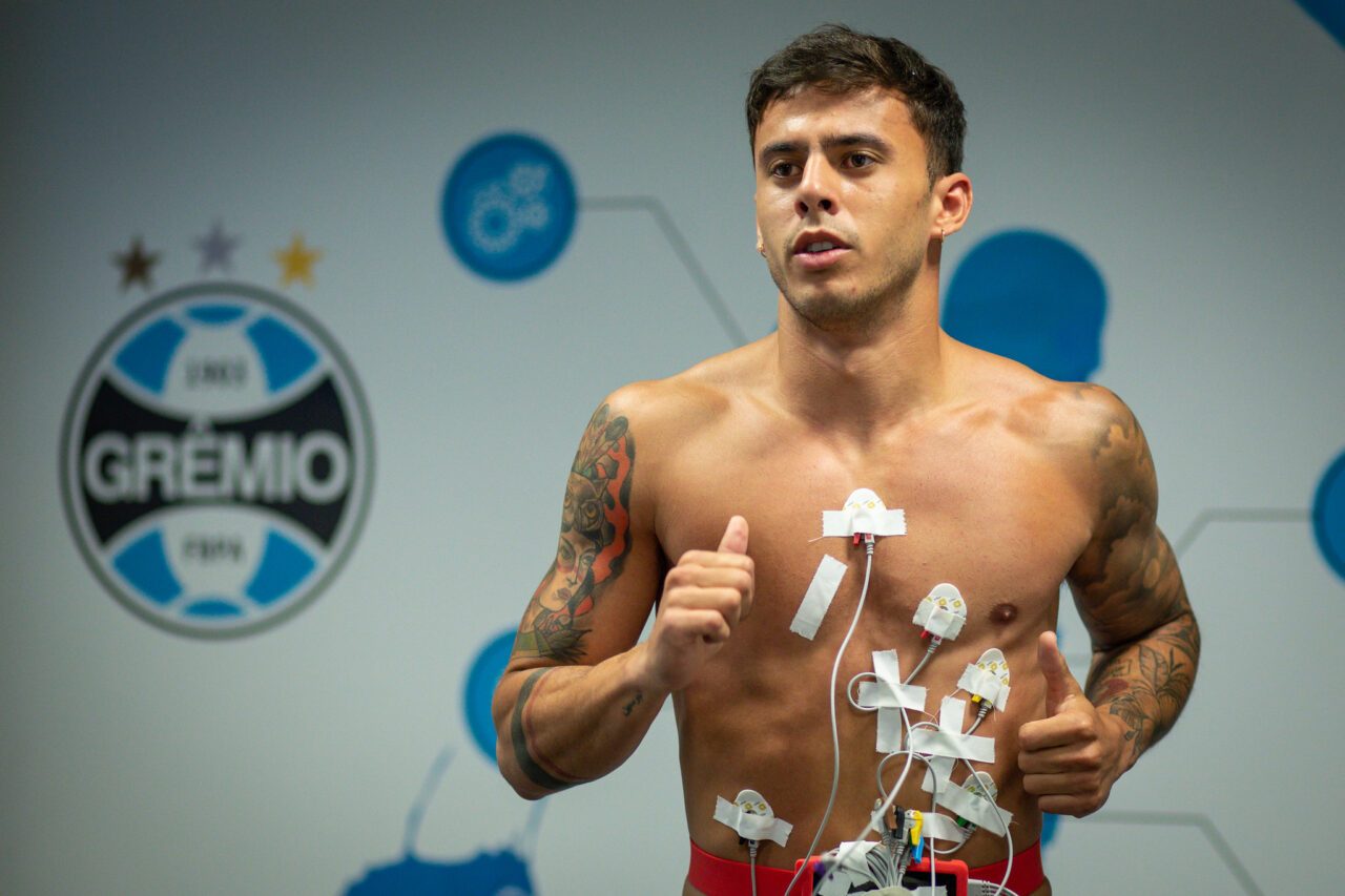 O volante Felipe Carballo, no Grêmio: na mira do Athletico