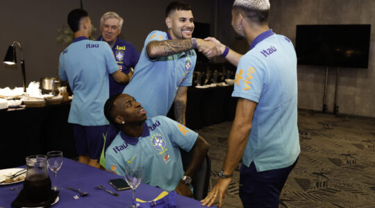 Ancelotti e Bruno Guimarães na chegada da seleção brasileira a São Paulo