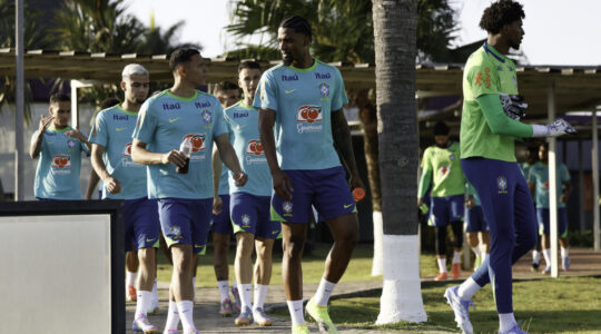 O zagueiro Alexsandro chega para treino da seleção brasileira