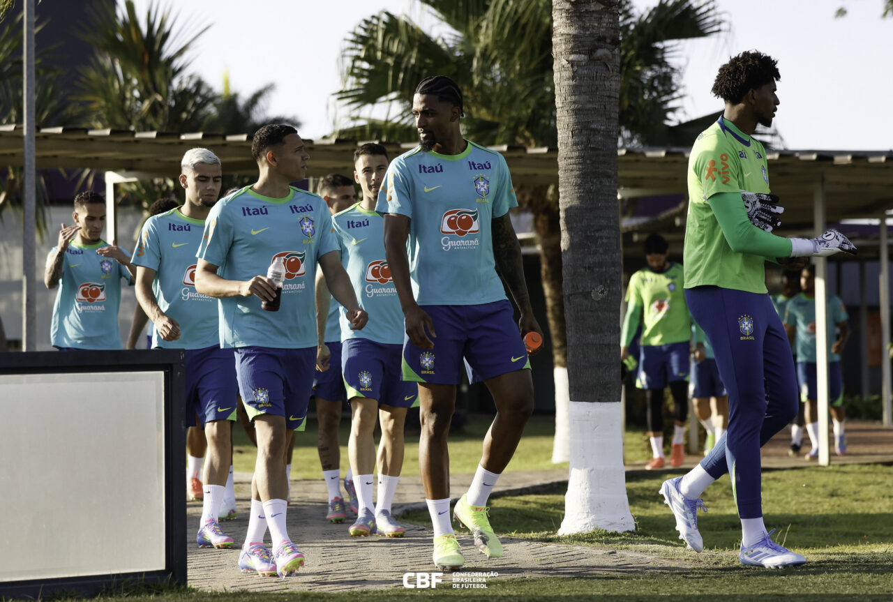 O zagueiro Alexsandro chega para treino da seleção brasileira