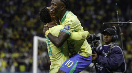 Matheus Cunha e Vini Jr comemoram gol da seleção brasileira
