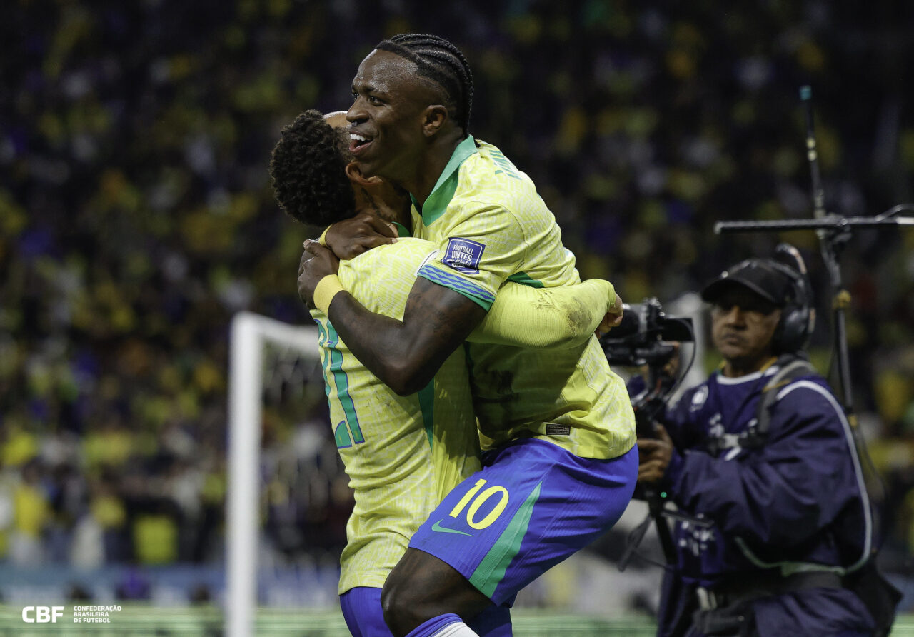 Matheus Cunha e Vini Jr comemoram gol da seleção brasileira