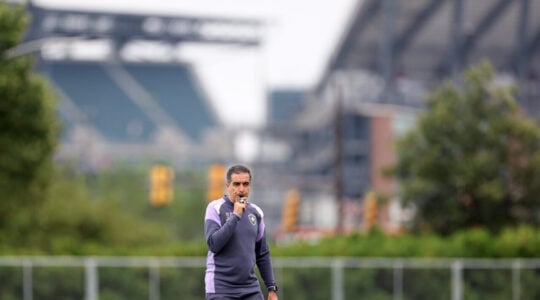 O técnico Renato Paiva comanda treino do Botafogo