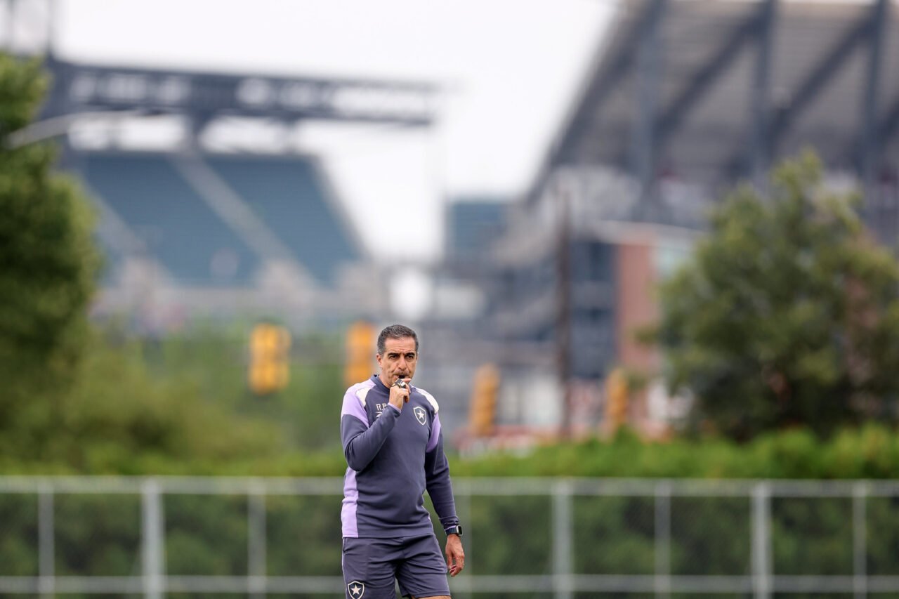O técnico Renato Paiva comanda treino do Botafogo