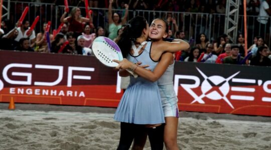 Marchezini de branco e Chow de azul claro: beach tennis