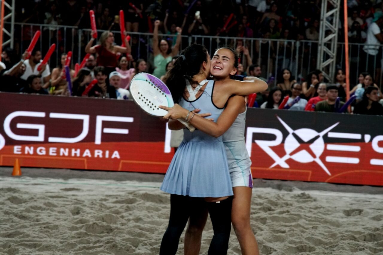 Marchezini de branco e Chow de azul claro: beach tennis
