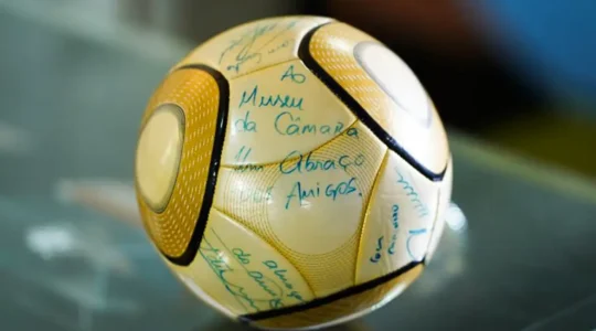 Bola autografa por Neymar