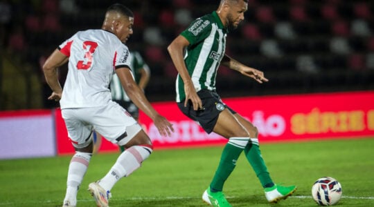 Gustavo Coutinho, do Coritiba, enfrenta o Botafogo-SP
