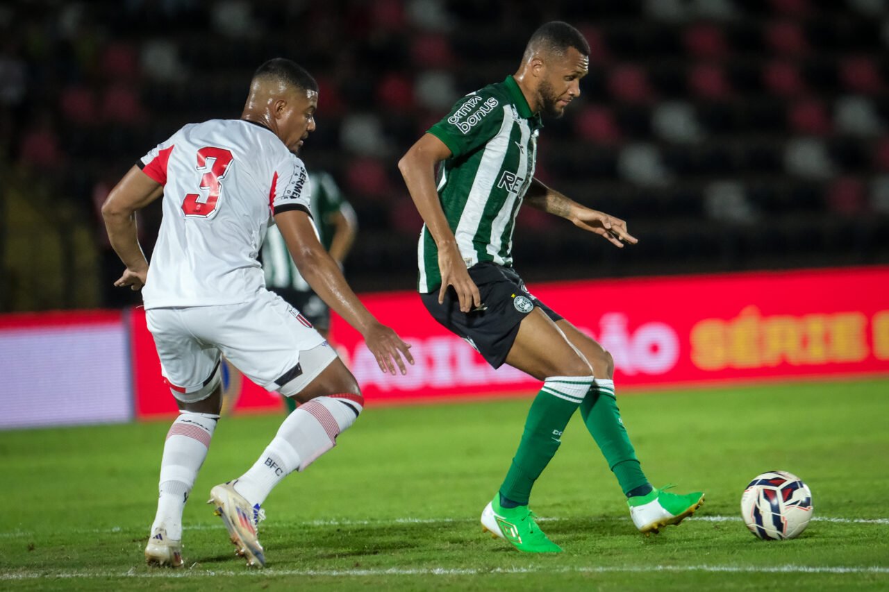 Gustavo Coutinho, do Coritiba, enfrenta o Botafogo-SP