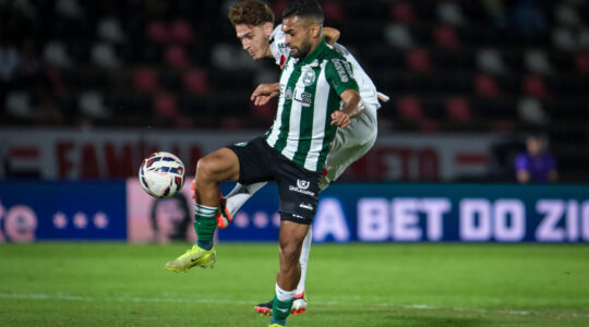 Vini Paulista, do Coritiba, contra o Botafogo-SP