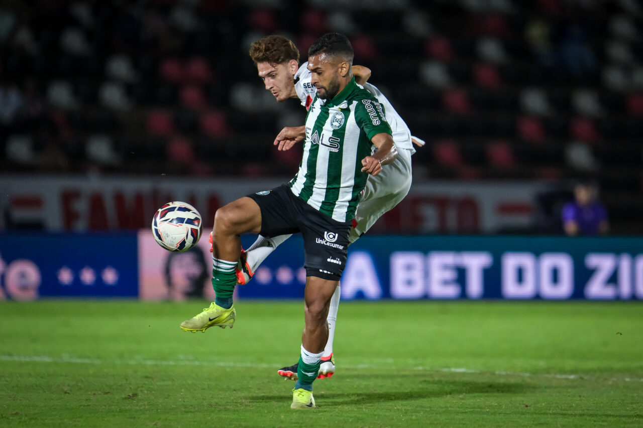 Vini Paulista, do Coritiba, contra o Botafogo-SP